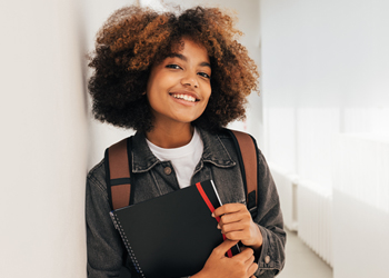 ESG Tourisme étudiante étudiante joyeuse avec un sac à dos