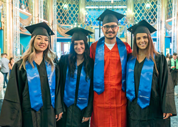 étudiants en tenue de cérémonie de remise de diplôme joyeux