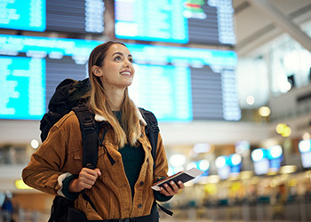 Stagiaire à l'aeroport heureuse - ESG Tourisme