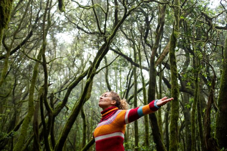 Femme respirant dans la forêt