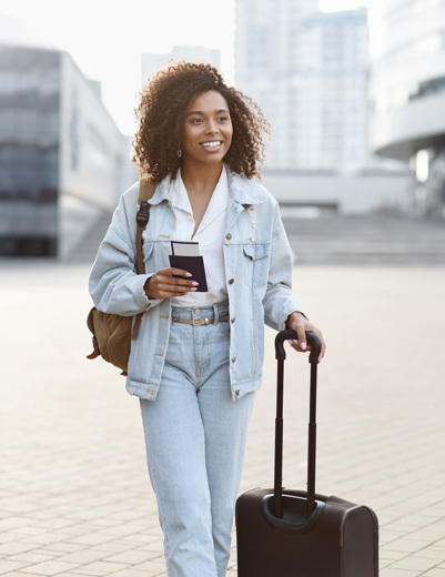 étudiante heureuse de partir en stage à l'étranger - ESG Tourisme